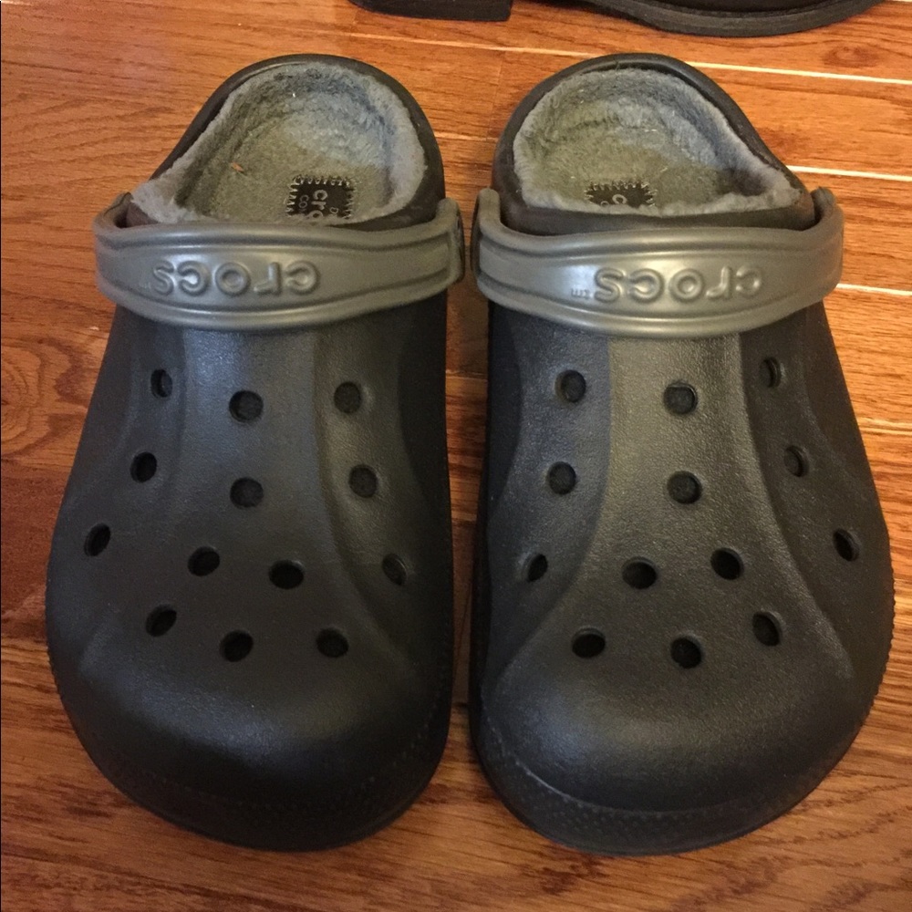 Black crocks with fur, size 7